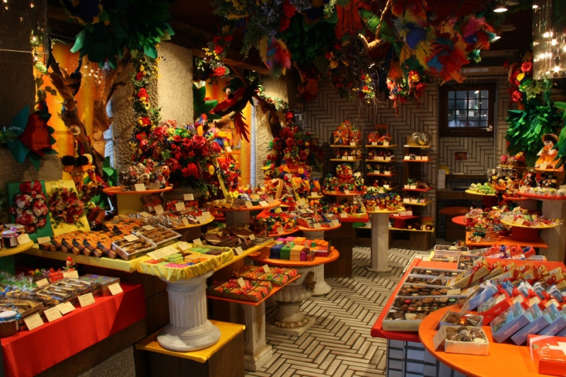 vente-SALERNES-min_candy_store_chocolate_shop_chocolate_switzerland-393515